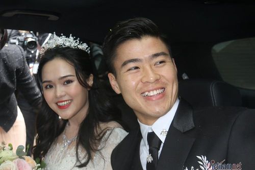 Duy Mạnh bảnh bao, Quỳnh Anh đeo vòng 800 triệu trong đám cưới