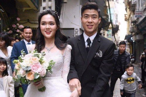 Choáng với dây chuyền trị giá 34.000 USD của vợ cầu thủ Duy Mạnh trong đám cưới
