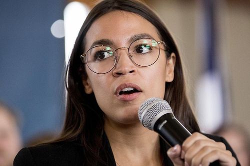 Có bằng kinh tế, nghị sĩ Mỹ Alexandria Ocasio-Cortez vẫn nhầm lẫn tai hại giữa Milton Friedman với John Maynard Keynes