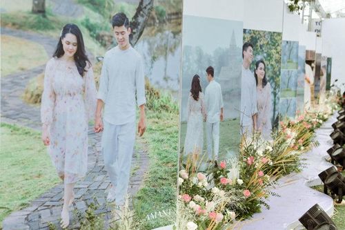 Cầu thủ Duy Mạnh chuẩn bị nước rửa tay cho khách đến dự tiệc cưới