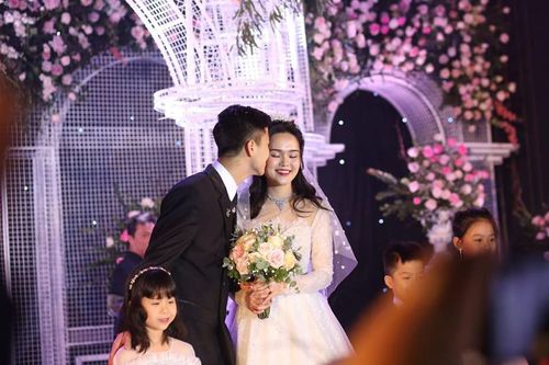 Duy Mạnh xúc động hôn Quỳnh Anh, nhan sắc cô dâu 'cân' hết mọi loại máy ảnh