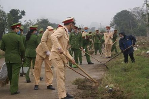 Công an thành phố Ninh Bình phối hợp thực hiện chung tay bảo đảm trật tự đô thị, vệ sinh môi trường
