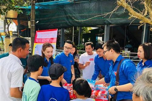 Phát miễn phí gần 4.000 khẩu trang y tế và 500 bánh xà phòng giúp người dân phòng chống dịch nCoV