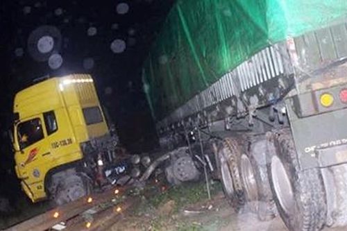 Xe container mất lái 'leo' lên đường sắt, hàng chục đoàn tàu bị chậm giờ