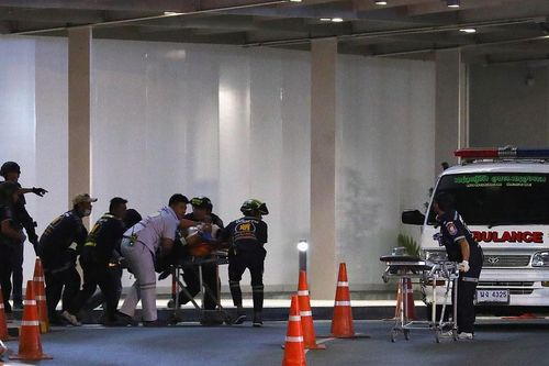 Binh sĩ Thái Lan xả súng: Cảnh sát bị bắn chết, bác sĩ tại hiện trường trúng đạn