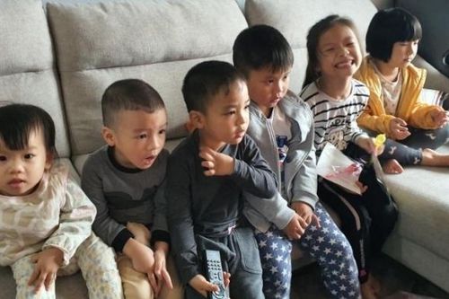 Nghỉ làm ở nhà trông con mùa dịch, tôi thành bảo mẫu bất đắc dĩ của cả khu