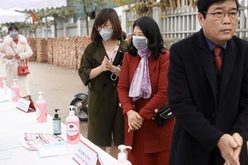 Đám cưới Duy Mạnh có hẳn 1 bàn dài để nước rửa tay và phát khẩu trang cho khách
