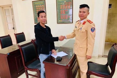 Cảnh sát giao thông nhanh chóng tìm người đánh rơi, trả lại 13 triệu đồng