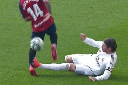 CĐV Osasuna ném bật lửa về phía Sergio Ramos