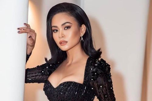 Mâu Thủy bị chỉ trích vì ảnh gác chân trong rạp phim