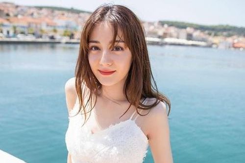 Đôi chân dài 1,09 m của Địch Lệ Nhiệt Ba