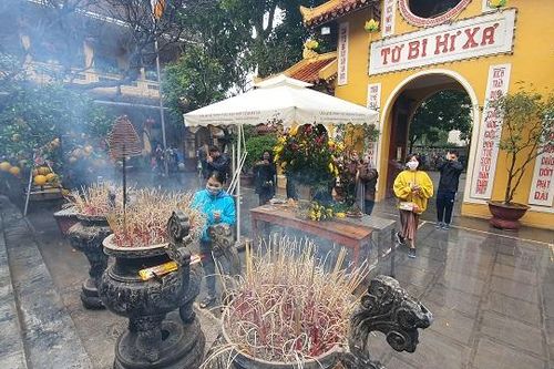 Chùa chiền vắng vẻ ngày Tết Nguyên tiêu
