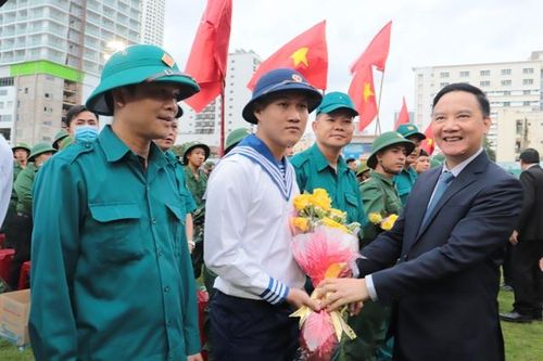 Khánh Hòa: Tiễn 1.986 thanh niên lên đường làm nhiệm vụ bảo vệ Tổ quốc