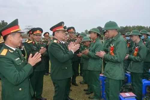 Thượng tướng Nguyễn Trọng Nghĩa kiểm tra công tác chuẩn bị đón nhận chiến sĩ mới tại Sư đoàn 325