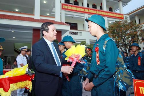 Gần 2.500 thanh niên Quảng Nam hăng hái lên đường nhập ngũ