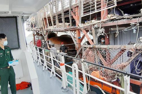 Cứu 40 thuyền viên gặp nạn trên vùng biển Hoàng Sa