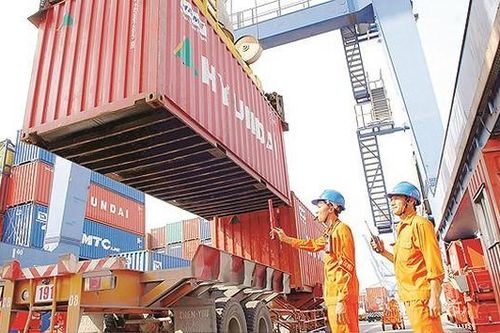 Hải quan TPHCM làm thủ tục tái xuất 25 container phế liệu tồn đọng