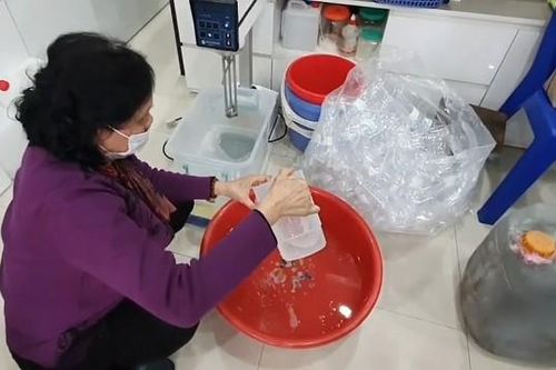 Hà Nội xử lý tình trạng 'chế' nước rửa tay rởm bán ra thị trường