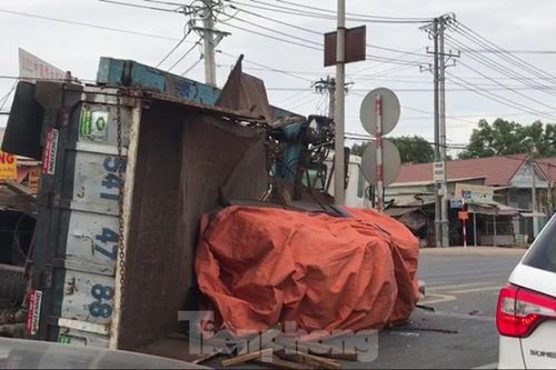 Xe tải 'cày nát' dải phân cách rồi lật nhào, giao thông khu vực tê liệt