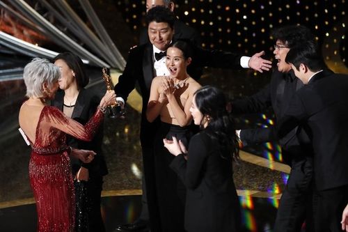 'Ký sinh trùng' đi vào lịch sử Oscar khi giành 4 giải quan trọng