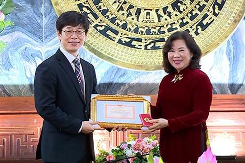 Trao tặng Kỷ niệm chương 'Vì sự nghiệp Tòa án' cho Thẩm phán Park Hyunsoo