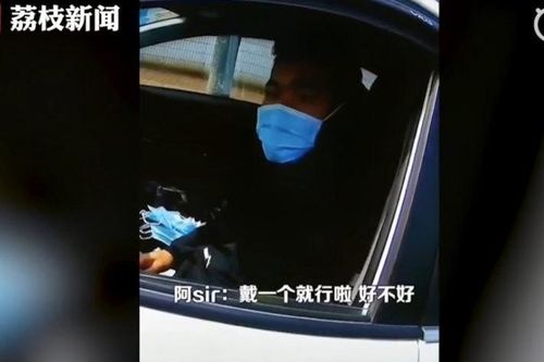Tài xế đeo hơn chục khẩu trang cùng lúc để chống virus corona