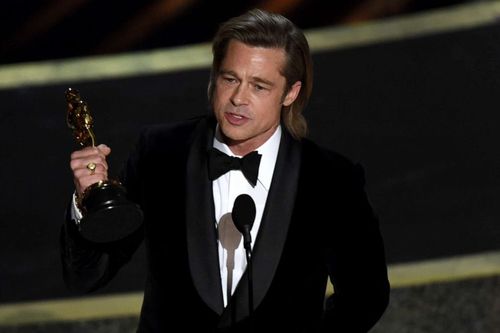 Brad Pitt nói đùa đụng chạm chính trị khi nhận tượng vàng Oscar