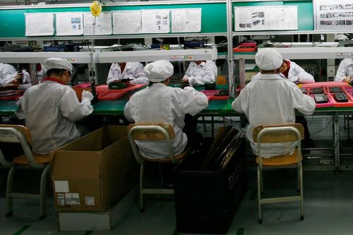 Nhà máy cung cấp linh kiện iPhone chuyển hướng sản xuất khẩu trang