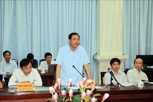 Bộ trưởng Nguyễn Xuân Cường kiểm tra phòng, chống hạn mặn tại Vĩnh Long