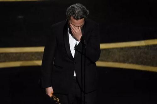 Oscar 2020: Joaquin Phoenix xúc động nhắc tới anh trai khi nhận giải Nam diễn viên xuất sắc