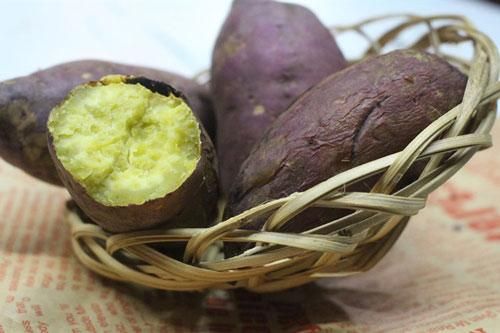 Không cần luộc, không cần nướng, thực hiện theo cách đơn giản sau bạn sẽ có một nồi khoai ngon tuyệt hảo
