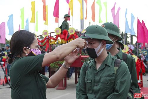 Đà Nẵng: 100% thanh niên nhập ngũ được kiểm tra dịch tễ, đo thân nhiệt trong ngày tuyển quân