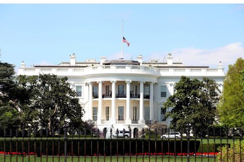 Nghi phạm cầm dao đòi 'ám sát' Tổng thống Trump bị bắt giữ bên ngoài Nhà Trắng