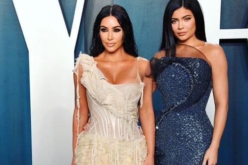 Kylie Jenner cùng chị gái Kim mặc chiếc váy cầu kì đến mức không thể ngồi xuống