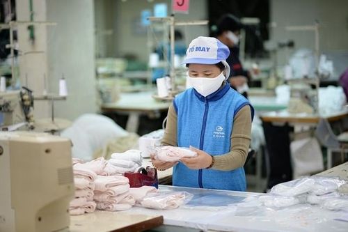 Hệ thống bán lẻ kết nối nhà cung cấp 'tung' ra hơn 300 nghìn khẩu trang vải kháng khuẩn