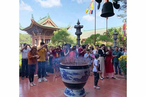 Người dân Gia Lai đi lễ chùa rằm tháng Giêng