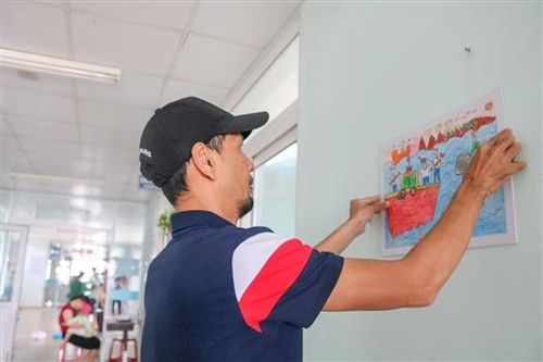 Trao tặng 60 bức tranh cho Khoa Nhi, Bệnh viện đa khoa tỉnh Quảng Trị