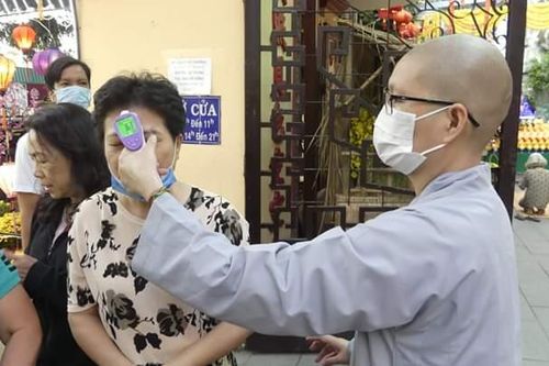 Đến chùa cầu an, được đo thân nhiệt, tặng khẩu trang