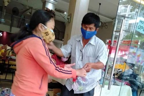 Tặng quà đến 200 bệnh nhân có hoàn cảnh khó khăn