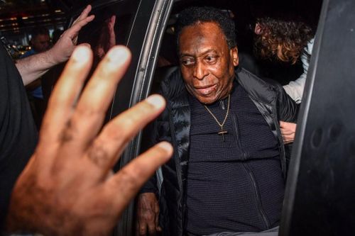Huyền thoại Pele không dám ra ngoài vì sức khỏe yếu