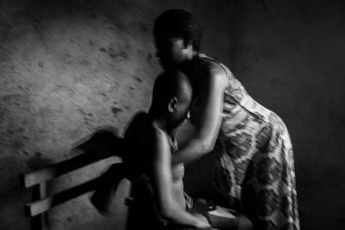 Lo sợ tội phạm tình dục, các bà mẹ Cameroon ủi phẳng ngực con gái