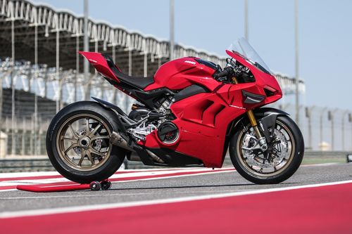Ducati ra mắt V4 S Performance với cánh gió carbon