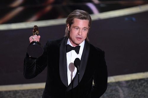 Brad Pitt ôm hôn bạn bè tại tiệc Oscar 2020