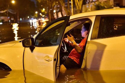 Triều cường lên đỉnh 1,60 m, nhiều nơi ở TP.HCM có nguy cơ bị ngập