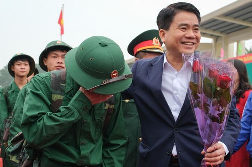 Chủ tịch Hà Nội tặng hoa, động viên tân binh ngày nhập ngũ