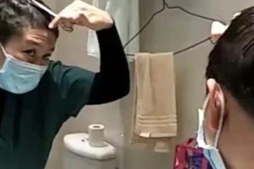 Tự cạo đầu trước khi đến Vũ Hán tham gia chống dịch