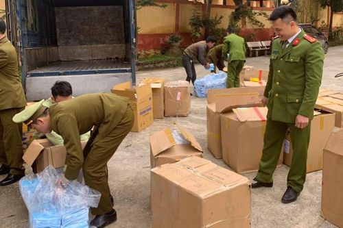 Chặn ôtô chở 119.000 khẩu trang ở cửa khẩu Tân Thanh