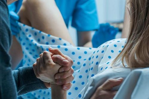 Sản phụ sinh con 'thuận tự nhiên', không cho bác sĩ điều trị