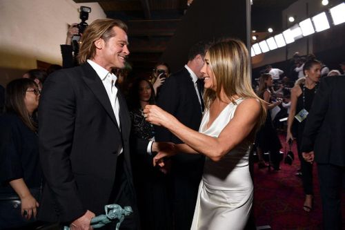 Jennifer Aniston chúc mừng Brad Pitt chiến thắng Oscar