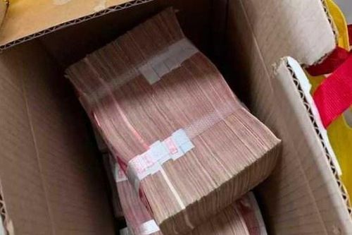 Cụ ông mang thùng tiền mặt 500.000 nhân dân tệ đi ủng hộ Vũ Hán